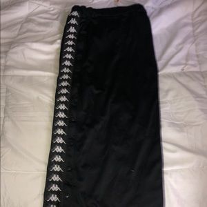 long,black,skirt ,and has buttons on the side